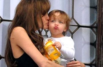 Angelina Jolie bị vệ sĩ lên báo nói xấu ảnh 2 Angelina Jolie bị vệ sĩ lên báo nói xấu ảnh 2