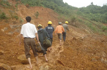 Lũ chưa buông miền Trung ảnh 2 Sạt lở trên tuyến đường Trà Bồng-Quảng Ngãi. Ảnh: TẤN VŨ