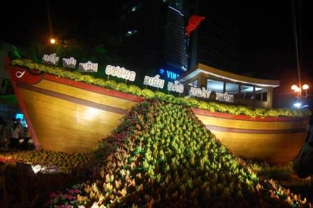 Đường hoa Nguyễn Huệ chật cứng người trong thời khắc giao thừa ảnh 6 Đường hoa Nguyễn Huệ chật cứng người trong thời khắc giao thừa ảnh 6