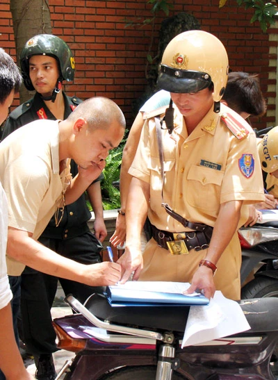 Hà Nội đã áp dụng CSGT không mang quá 100.000 đồng ảnh 2 Hà Nội đã áp dụng CSGT không mang quá 100.000 đồng ảnh 2