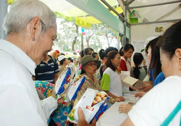 Ngày hội Tái chế chất thải năm 2012: Đến để đổi quà và bảo vệ môi trường ảnh 2 Ngày hội Tái chế chất thải năm 2012: Đến để đổi quà và bảo vệ môi trường ảnh 2