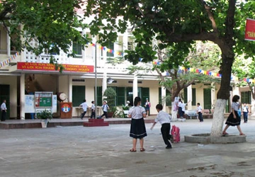 Phụ huynh tát cô giáo trước mặt học sinh ảnh 1