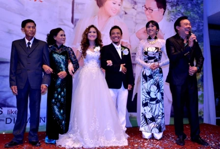 Hoài Linh mặc áo dài dự đám cưới Hồng Tơ ảnh 4 Hoài Linh mặc áo dài dự đám cưới Hồng Tơ ảnh 4