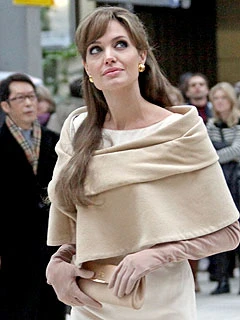 Angelina Jolie làm giao thông Paris tê liệt ảnh 1 Angelina Jolie làm giao thông Paris tê liệt ảnh 1