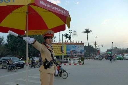 Đâm vào nhau vì mải ngắm nữ CSGT xinh đẹp ảnh 2 Đâm vào nhau vì mải ngắm nữ CSGT xinh đẹp ảnh 2