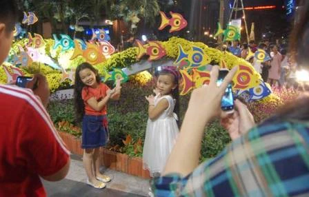 Đường hoa Nguyễn Huệ chật cứng người trong thời khắc giao thừa ảnh 8 Đường hoa Nguyễn Huệ chật cứng người trong thời khắc giao thừa ảnh 8