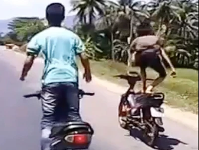 3 'quái xế' đi xe máy 'diễn xiếc' trên quốc lộ ảnh 1 3 'quái xế' đi xe máy 'diễn xiếc' trên quốc lộ ảnh 1