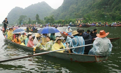 Lễ hội chùa Hương: Lại điệp khúc lấn chen, chặt chém ảnh 2 Lễ hội chùa Hương: Lại điệp khúc lấn chen, chặt chém ảnh 2