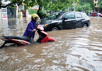 Hà Nội: Nước Hồ Gươm tràn lên mặt đường ảnh 1 Hà Nội: Nước Hồ Gươm tràn lên mặt đường ảnh 1