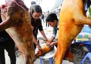 Khổ với “tháng ăn chơi”... ảnh 1