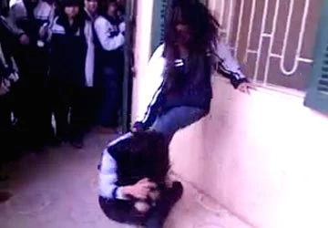 Truy tìm người quay và phát tán clip nữ sinh đánh bạn mới ảnh 3 Truy tìm người quay và phát tán clip nữ sinh đánh bạn mới ảnh 3