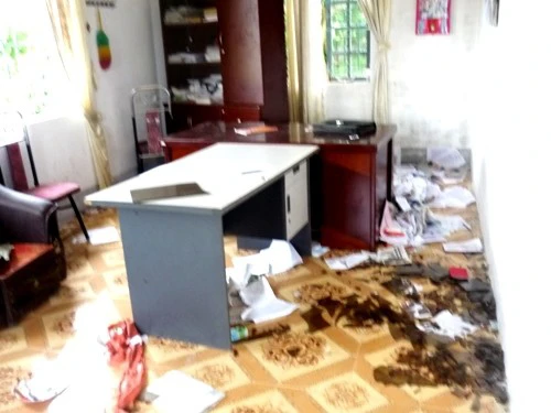 Hàng trăm người đập phá trụ sở, đánh chủ tịch xã ảnh 1 Hàng trăm người đập phá trụ sở, đánh chủ tịch xã ảnh 1