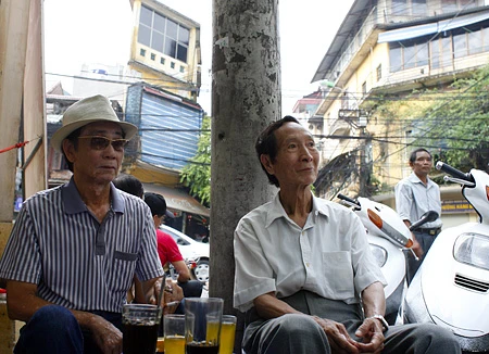 “Cà phê các cụ” trên hè phố cổ ảnh 5