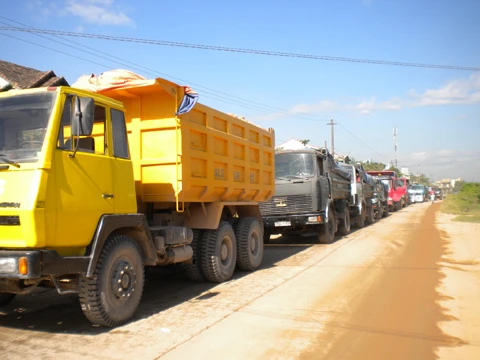 Quốc lộ 1A kẹt cứng vì xe tải lật ngang đường ảnh 3 Quốc lộ 1A kẹt cứng vì xe tải lật ngang đường ảnh 3
