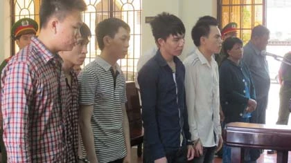 Chém cảnh sát giao thông, 5 bị cáo lãnh án ảnh 1 Chém cảnh sát giao thông, 5 bị cáo lãnh án ảnh 1