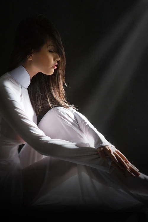 Áo dài khoe nét xuân thì - ai hơn Mai Phương Thúy? ảnh 4 Áo dài khoe nét xuân thì - ai hơn Mai Phương Thúy? ảnh 4