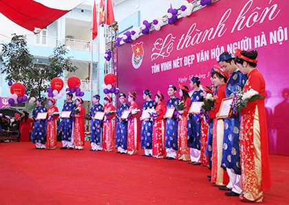 Hào hứng đám cưới tập thể “siêu” tiết kiệm tại Hà Nội ảnh 3 Hào hứng đám cưới tập thể “siêu” tiết kiệm tại Hà Nội ảnh 3