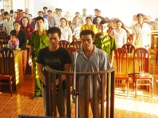 Lãnh án tù vì đánh cảnh sát giao thông ảnh 1 Lãnh án tù vì đánh cảnh sát giao thông ảnh 1