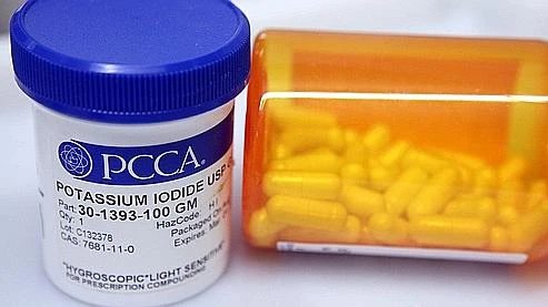 Nhà máy điện hạt nhân Fukushima 1 có thể bị phá hủy ảnh 8 En France, les comprimés d'iode stable, qui permettent de protéger la thyroïde des radiations, sont distribués sur ordre des préfets.