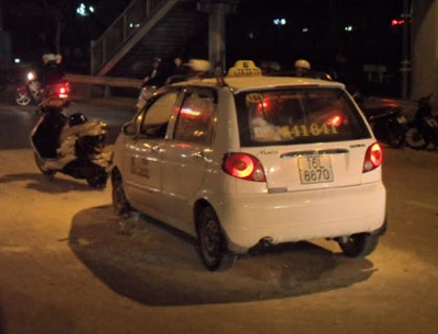 Điều tra làm rõ vụ taxi "điên" húc người trên phố ảnh 2 Điều tra làm rõ vụ taxi "điên" húc người trên phố ảnh 2