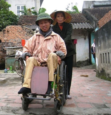 20 năm ngồi xe lăn hớt tóc dạo ảnh 2