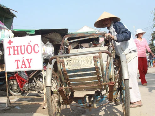 Cụ ông gần 100 tuổi đạp xích lô ảnh 2 Cụ ông gần 100 tuổi đạp xích lô ảnh 2
