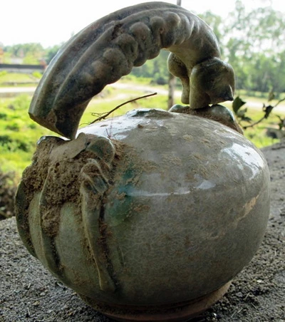 Đào móng tường phát hiện hố chôn gốm sứ cổ độc đáo ảnh 2
