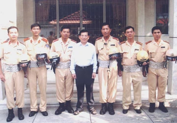 Cảnh sát dẫn đoàn - Bài 3: Nặng nợ với nghề ảnh 1 Cảnh sát dẫn đoàn - Bài 3: Nặng nợ với nghề ảnh 1