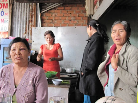 Con trai đánh mẹ bầm dập vì muốn chiếm nhà ảnh 2