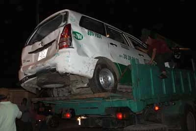Kinh hoàng xe lửa tông sáu ôtô, ít nhất hai người chết, 26 người bị thương ảnh 1 Kinh hoàng xe lửa tông sáu ôtô, ít nhất hai người chết, 26 người bị thương ảnh 1