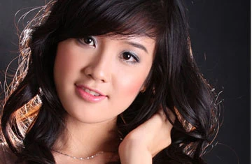 Xuân Mai chưa quen... "bị" nhìn chằm chằm ảnh 1 Xuân Mai chưa quen... "bị" nhìn chằm chằm ảnh 1