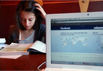 Internet khiến người trẻ có trách nhiệm hơn ảnh 1