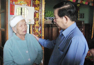 Chủ tịch nước thị sát vùng lũ Phú Yên ảnh 1