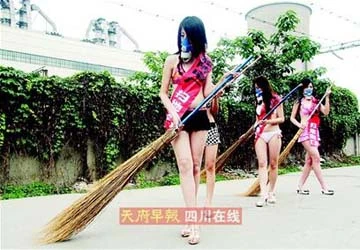 Thiếu nữ Trung Quốc lại diện bikini để... quét rác ảnh 1 Thiếu nữ Trung Quốc lại diện bikini để... quét rác ảnh 1
