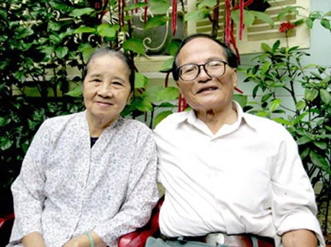 Nhà thơ Giang Nam cùng người bạn hiền đồng hành cùng ông suốt cuộc đời. Nhà thơ Giang Nam cùng người bạn hiền đồng hành cùng ông suốt cuộc đời.