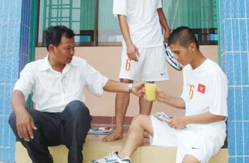 Uống đi con để có sức mà thi đấu. Ảnh: TP Uống đi con để có sức mà thi đấu. Ảnh: TP