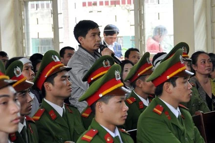Trực tiếp phiên xử phúc thẩm sát thủ Lê Văn Luyện: Còn nhiều tình tiết khất tất chưa làm rõ ảnh 12 Trực tiếp phiên xử phúc thẩm sát thủ Lê Văn Luyện: Còn nhiều tình tiết khất tất chưa làm rõ ảnh 12