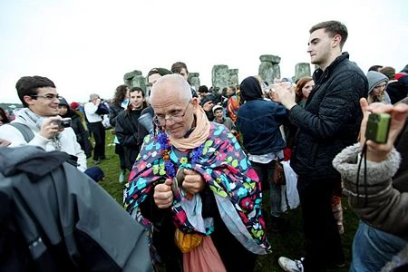 Đón bình minh ngày dài nhất trong năm tại Stonehenge ảnh 10