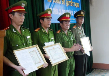 Khen thưởng vụ phá băng trộm container ở Bình Dương ảnh 1 Khen thưởng vụ phá băng trộm container ở Bình Dương ảnh 1