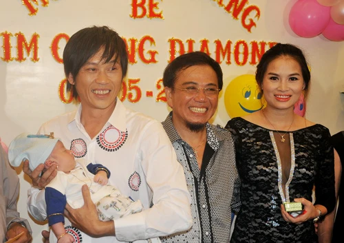 Hoài Linh nhận con gái Hồng Tơ làm con nuôi ảnh 1 Hoài Linh nhận con gái Hồng Tơ làm con nuôi ảnh 1