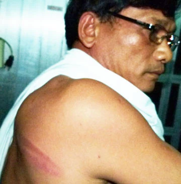 Thanh niên xung kích xô xát với du khách ảnh 1