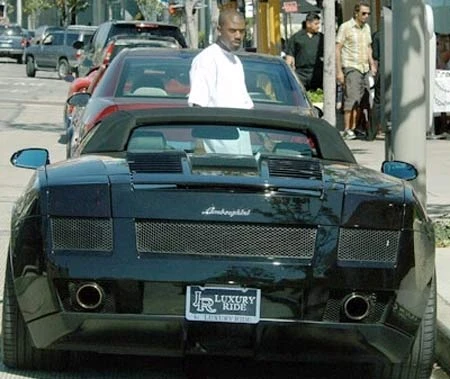 Nhạc sĩ Ray J bên Lamborghini Gallardo