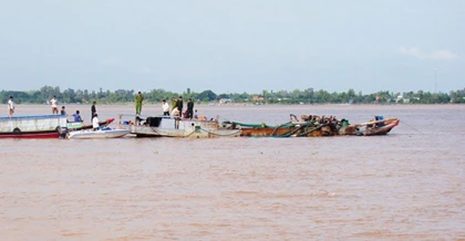 “Bảo kê” cát tặc, phó bí thư huyện bị khởi tố ảnh 1