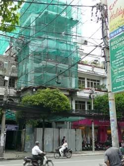 Do che chắn sơ sài nên việc thi công căn nhà 54 Cao Thắng không bảo đảm an toàn cho những nhà chung quanh. Ảnh: TH Do che chắn sơ sài nên việc thi công căn nhà 54 Cao Thắng không bảo đảm an toàn cho những nhà chung quanh. Ảnh: TH