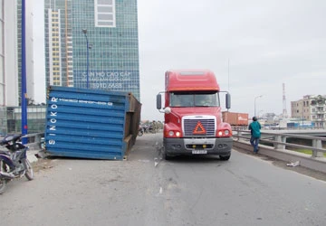 Cầu vượt Cát Lái: Xe lật do chạy quá tốc độ ảnh 1 Cầu vượt Cát Lái: Xe lật do chạy quá tốc độ ảnh 1