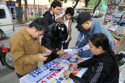 "Cò" nhộn nhịp quanh các quầy bán vé AFF Cup ảnh 6