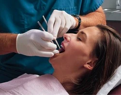 Hỏng răng vì tẩy trắng bằng thuốc rởm ảnh 1
