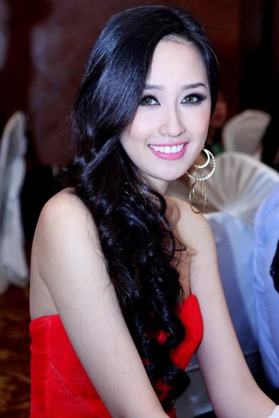 Mai Phương Thúy nổi bật trong đêm tiệc ảnh 8 Mai Phương Thúy nổi bật trong đêm tiệc ảnh 8