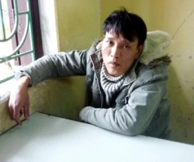 Con nghiện đâm kim tiêm dính máu vào chiến sĩ công an ảnh 1
