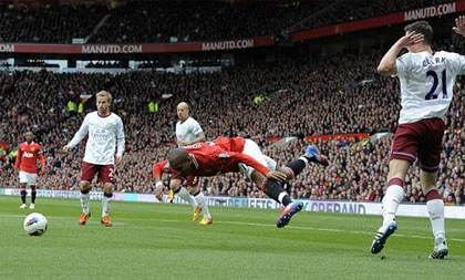 SỐC: Alex Ferguson yêu cầu học trò ăn vạ kiếm penalty ảnh 2